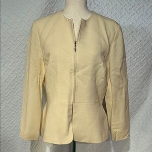 Chic Women's Cream Suit Jacket and skirt